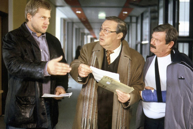 Polizeiruf 110 "Doktorspiele": Die Kommissare Schm&uuml;cke (Jaecki Schwarz, Mitte) und Schneider (Wolfgang Winkler, rechts) gehen der Todesursache von der Frau von Volker Esche (Henning Baum) auf den Grund.