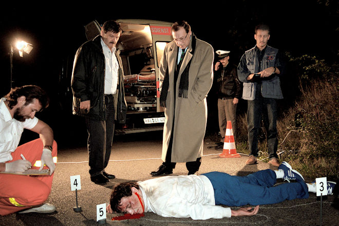 Polizeiruf 110 "Lauf oder stirb": Verlor der russische Favorit Andrej (Alexej Nesterow) bei einem Mord oder einem Unfall sein Leben? Diese Frage steht vor Kommissar Schm&uuml;cke (Jaecki Schwarz, re.) und seinem Assistenten Schneider (Wolfgang Winkler).