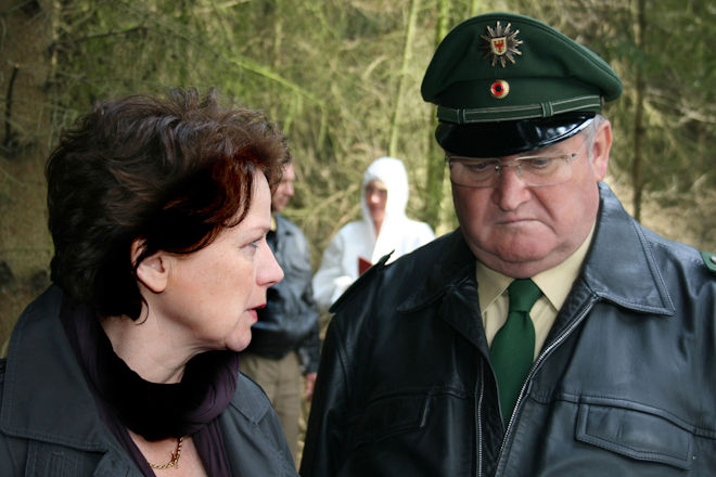 Im "Polizeiruf 110: Verdammte Sehnsucht" ermittelt das Team um Kriminalhauptkommissarin Johanna Herz, gespielt von Imogen Kogge, in einem Mordfall, der sich an einem Elite-Internat in Brandenburg ereignet hat. Johanna Herz (Imogen Kogge) und Polizeihauptwachmeister Krause (Horst Krause) am Ort des Leichenfundes.