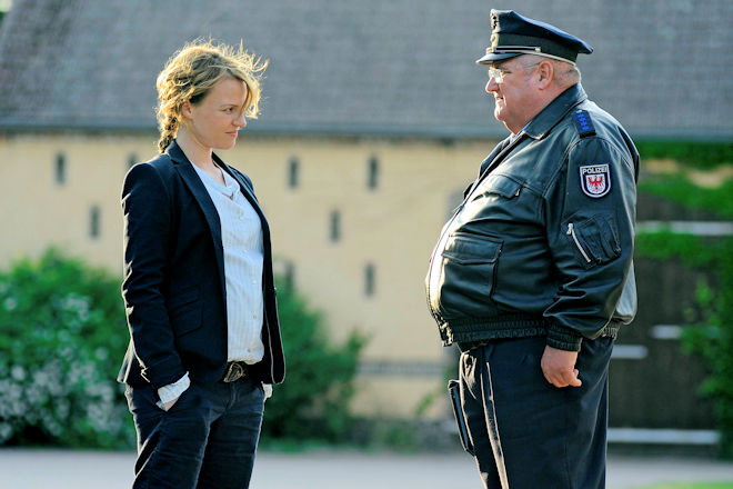 Hauptkommissarin Olga Lenski (Maria Simon) reagiert etwas zurückhaltend auf eine ungewohnt persönliche Frage ihres Kollegen Polizeihauptmeister Horst Krause (Horst Krause).