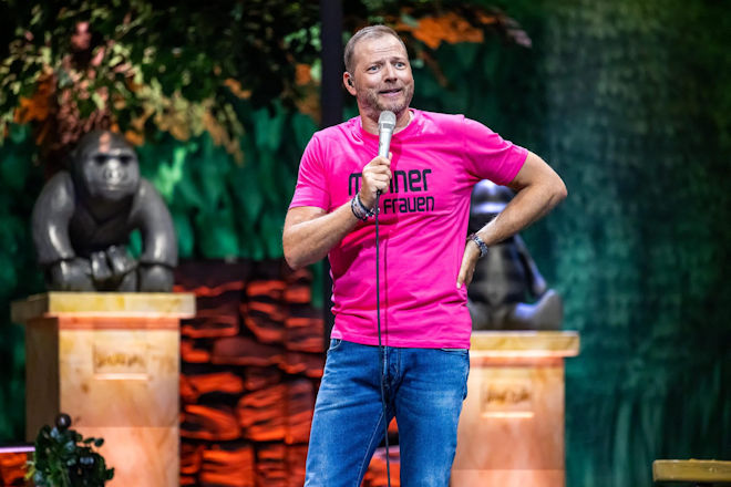 Wer blickt noch durch, wenn in allen Lebensbereichen ständig hinterfragt wird, was man sagen, tun oder essen darf? Davon bleibt auch Mario Barth nicht verschont. Er gibt seine Alltagsbeobachtungen auf unnachahmliche Weise zum Besten.