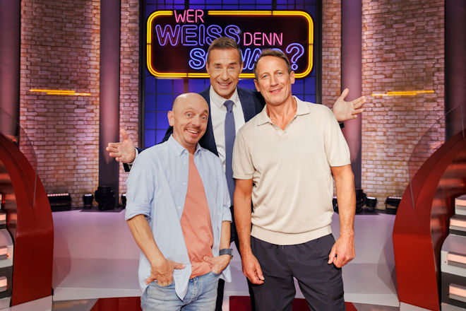V.l.n.r.: Teamkapit&auml;n Bernhard Ho&euml;cker, Moderator Kai Pflaume und Teamkapit&auml;n Wotan Wilke M&ouml;hring pausieren aktuell wegen der Berichterstattung von den Olympischen Winterspielen mehrfach mit ihre Quizshow "Wer wei&szlig; denn sowas?".
