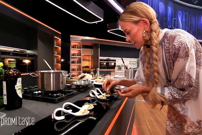 Rinderfilet mit Sellerie, Melone, Gurke und Wasabi hat Jenny Elvers auf ihrem ersten L&ouml;ffel bei "Promi Taste" wundersch&ouml;n angerichtet.