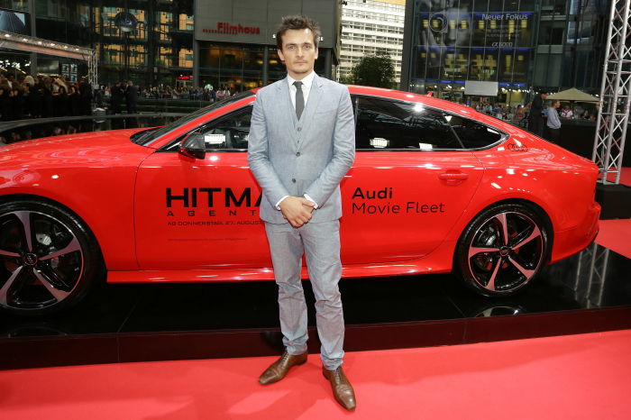 Rupert Friend vor dem neuen Audi RS7 bei der Weltpremiere von"Hitman: Agent 47" in Berlin