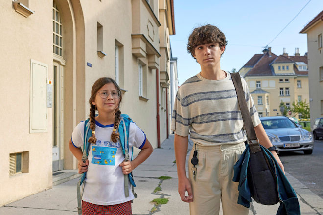Obwohl Annie die Hauptfigur im Film "Tiefwassertaucher unterm Dach" ist, entwickeln sich ihre Kinder Lena und Tino im Lauf des Films zu den eigentlichen Protagonisten – sie übernehmen Verantwortung, wachsen über sich hinaus und halten das fragile Familiengefüge zusammen.