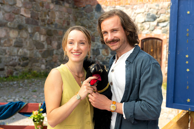 ZDF Herzkino "Inga Lindström: Ein Sommer voller Wunder": Marie (Marie von Reibnitz) besucht Simon (Max Rothbart) bei seinem neuen Puppentheater.