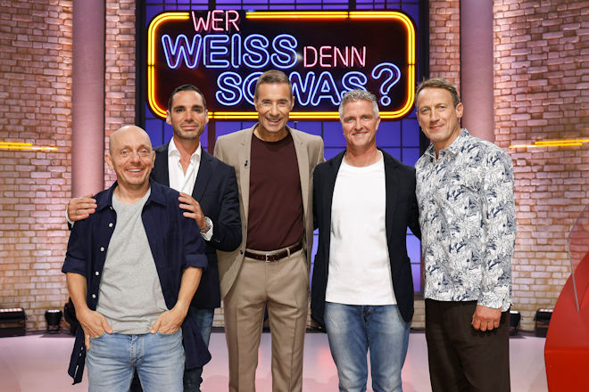 Moderator Kai Pflaume (M.) und seine Rateteam-Kapitäne Bernhard Hoëcker (l.) und Wotan Wilke Möhring (r.) begrüßen heute (30.10.2025) bei "Wer weiß denn sowas?" den Manager Étienne Bousquet-Cassagne (2.v.l.) und den Formel-1-Kommentator und ehemaliger F1- und DTM-Rennfahrer Ralf Schumacher (2.v.r.).