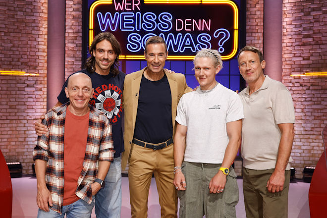 Moderator Kai Pflaume (M.) und seine Rateteam-Kapitäne Bernhard Hoëcker (l.) und Wotan Wilke Möhring (r.) begrüßen in dieser Sendung den Musiker Zacharias Jarsumbeck (2.v.l.) und den Musiker Paul Georg Sonntag (2.v.r.), beide sind Mitglieder der Rapcrew 01099 aus Dresden.