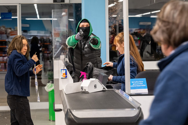 &Uuml;berfall auf einen Discounter. Der T&auml;ter im gr&uuml;nen Jogginganzug bedroht die Angestellten. Doch dann st&ouml;ren Zeugen die Tat.