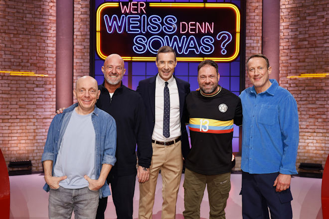 Moderator Kai Pflaume (M.) und seine Rateteam-Kapit&auml;ne Bernhard Ho&euml;cker (l.) und Wotan Wilke M&ouml;hring (r.) begr&uuml;&szlig;en heute (12.03.2026) bei "Wer wei&szlig; denn sowas?" mit den Garten-Stars Detlef "Deffi" Steves (2.v.l.) und Claus Scholz (2.v.r.).