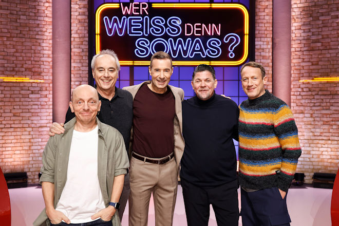 Moderator Kai Pflaume (M.) und seine Rateteam-Kapitäne Bernhard Hoëcker (l.) und Wotan Wilke Möhring (r.) begrüßen heute (27.02.2026) bei "Wer weiß denn sowas?" den Koch, Fernsehkoch und Kochbuchautor Christian Rach (2.v.l.) sowie den Koch, Fernsehmoderator, Kochbuchautor und Fernsehkoch Tim Mälzer (2.v.r.).