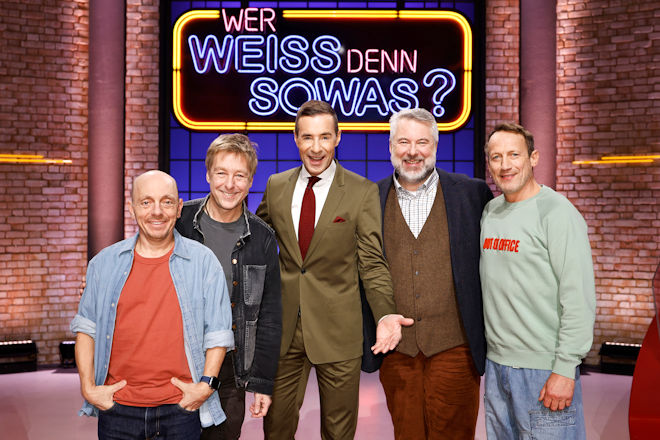Moderator Kai Pflaume (M.) und seine Rateteam-Kapit&auml;ne Bernhard Ho&euml;cker (l.) und Wotan Wilke M&ouml;hring (r.) begr&uuml;&szlig;en heute (13.01.2026) bei "Wer wei&szlig; denn sowas?" den Schauspieler und S&auml;nger Max M&uuml;ller (2.v.l.) und den Schauspieler Dieter Fischer (2.v.r.).