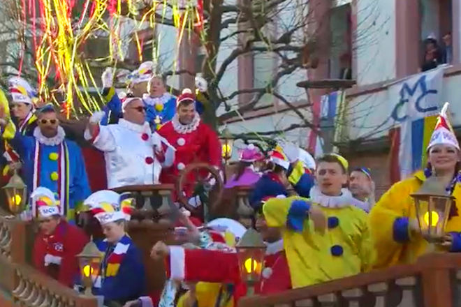 Der Mainzer Rosenmontagszug steht dieses Jahr unter dem Motto: "Die Hofs&auml;nger im Gold&rsquo;nen Mainz seit 100 Jahr&rsquo;n die Nummer 1". Die Mainzer Hofs&auml;nger auf dem Umzugswagen.