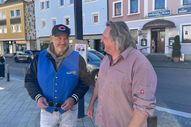 Frank Rosin (l.) im Gespräch mit dem Wirt der Wallmüllerstuben, Markus Menk.