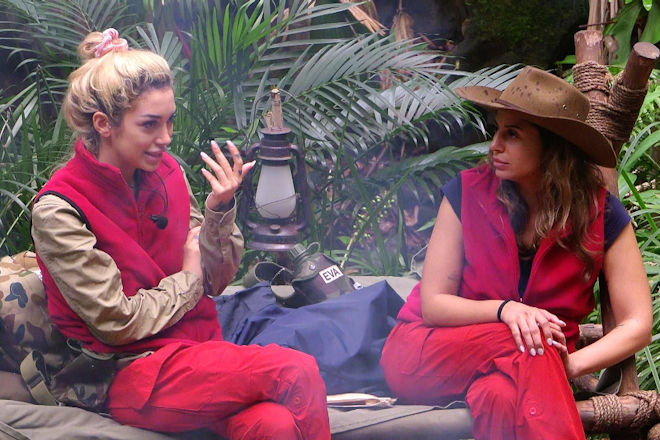 RTL Dschungelcamp 2026: Ariel (l.) spricht mit Eva Benetatou &uuml;ber deren Aff&auml;re mit Samiras Ex-Mann Serkan.
