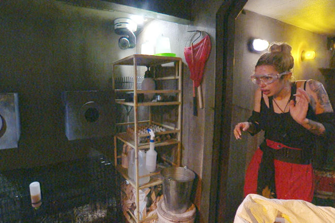 RTL Dschungelcamp 2026: Ariel in der Dschungelpr&uuml;fung "Dschungelpr&uuml;fungs-B&auml;hro". 