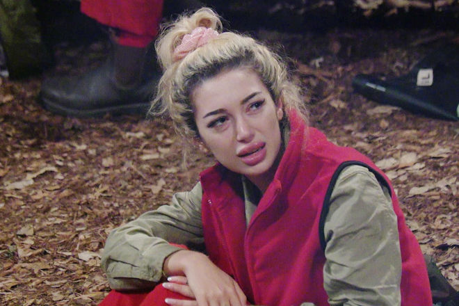 RTL Dschungelcamp 2026:  Ariel ruft in die Runde: "Leute, ich habe mal eine ganz wichtige Frage: Ist die Erde flach oder rund?"