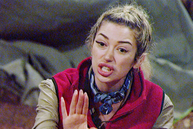 RTL Dschungelcamp 2026: Am Lagerfeuer eskaliert der Streit zwischen Ariel und Gil.