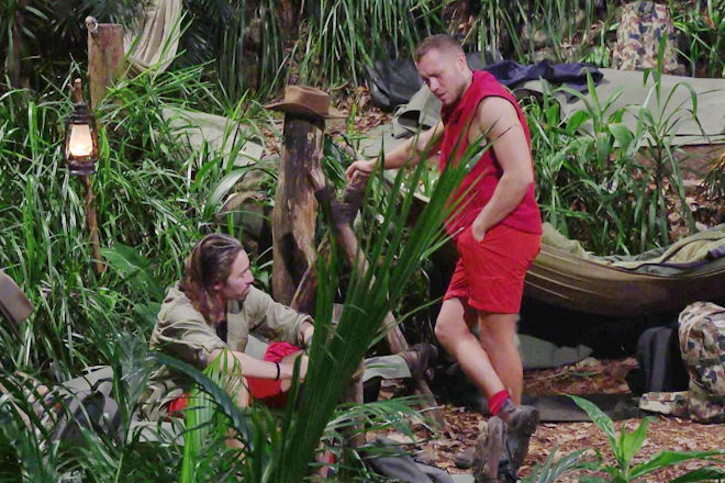 RTL Dschungelcamp 2026: Patrick Romer (r.) gesteht Gil Ofarim dass seine Freundin Annelie die Liebe seines Lebens ist.