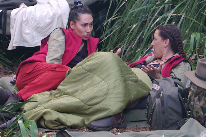 RTL Dschungelcamp 2026: Samira Yavuz (l.) und Simone Ballack sprechen offen dar&uuml;ber, wie sie im Camp mit Gil umgehen sollen.