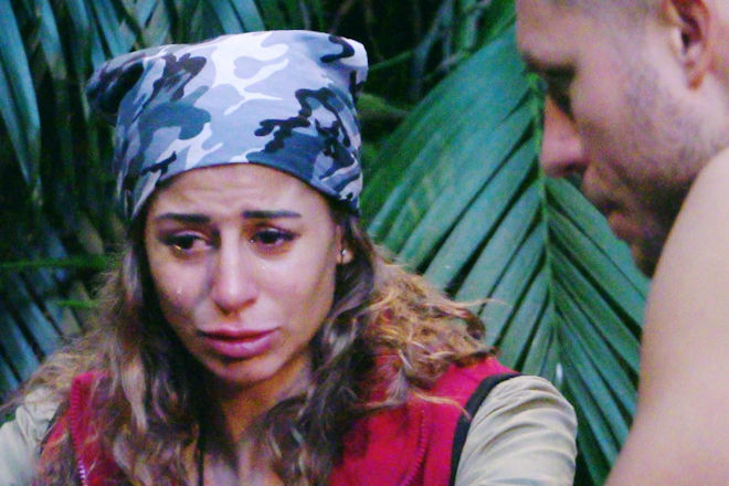 RTL Dschungelcamp 2026: Patrick Romer sucht am Weiher das Gespräch mit Eva Benetatou. Noch bevor er etwas sagen kann, schießen ihr die Tränen in die Augen.