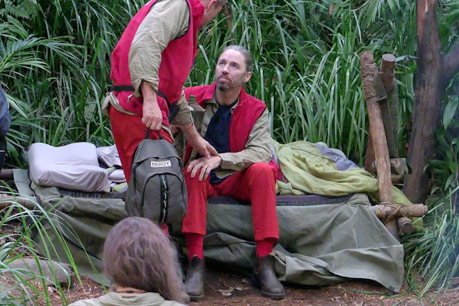 RTL Dschungelcamp 2026: Hardy Kr&uuml;ger (l.) geht zu Gil Ofarim und fragt nach seinem Befinden.