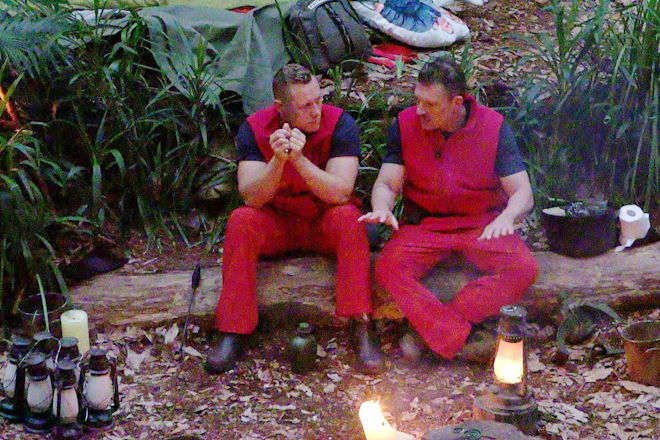 RTL Dschungelcamp 2026: Am Lagerfeuer sprechen Hardy Kr&uuml;ger (r.) und Patrick Romer offen &uuml;ber Alkoholkonsum und dessen Folgen.