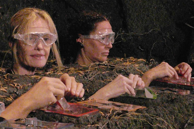 RTL Dschungelcamp 2026: Mirja du Mont (l.) und Simone Ballack in der Dschungelpr&uuml;fung "Die Gen&ouml;hle-H&ouml;hle"