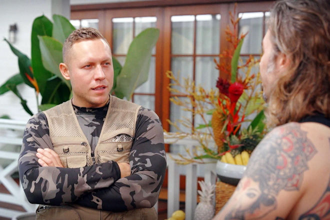 RTL Dschungelcamp 2026: Patrick Romer (l.) bergr&uuml;&szlig;t Gil Ofarim. Die Stimmung ist eisig.