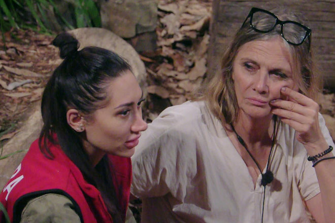 RTL Dschungelcamp 2026: Reality-TV-Expertin Samira Yavuz (l.) gibt Nicole Belstler-Boettscher und Hardy eine spontane Unterrichtsstunde zum Thema "Wie funktioniert Reality-TV?".