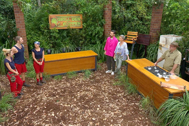 RTL Dschungelcamp 2026: Ariel (l.), Gil Ofarim und Eva Benetatou treten zur Dschungelpr&uuml;fung "Grill den K&ouml;ppen" an. Sie werden schon von Sonja Zietlow, Jan K&ouml;ppen und Ranger Matt (r.) erwartet.