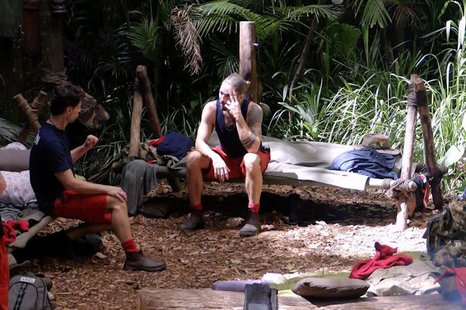 RTL Dschungelcamp 2026: Schauspieler Stephen D&uuml;rr (l.) spricht mit Gil Ofarim (r.) offen &uuml;ber eine dunkle Phase seines Lebens.