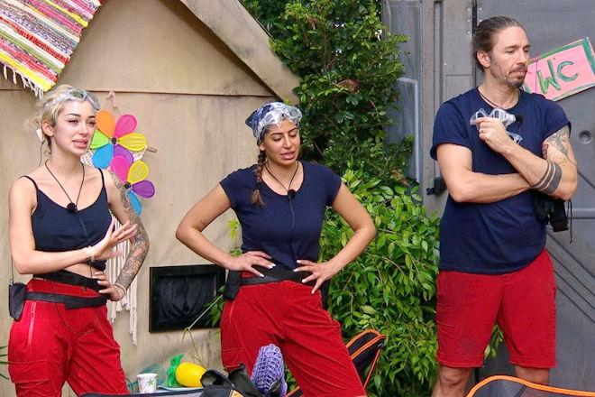 RTL Dschungelcamp 2026: Ariel (l.), m&ouml;chte nicht mit Eva Benetatou und Gil Ofarim zur Dschungelpr&uuml;fung "Kotzella-Festival" antreten.