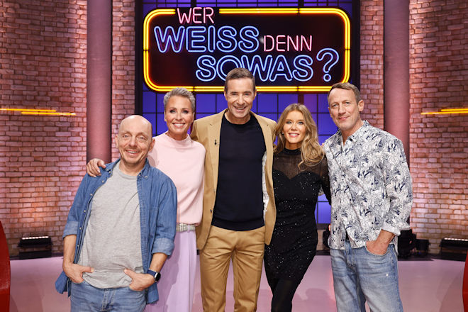 Moderator Kai Pflaume (M.) und seine Rateteam-Kapit&auml;ne Bernhard Ho&euml;cker (l.) und Wotan Wilke M&ouml;hring (r.) begr&uuml;&szlig;en heute (18.02.2026) bei "Wer wei&szlig; denn sowas?" die Fernsehmoderatorin Sonja Zietlow (2.v.l.) sowie die Autorin und Fernsehmoderatorin Laura Karasek (2.v.r.).