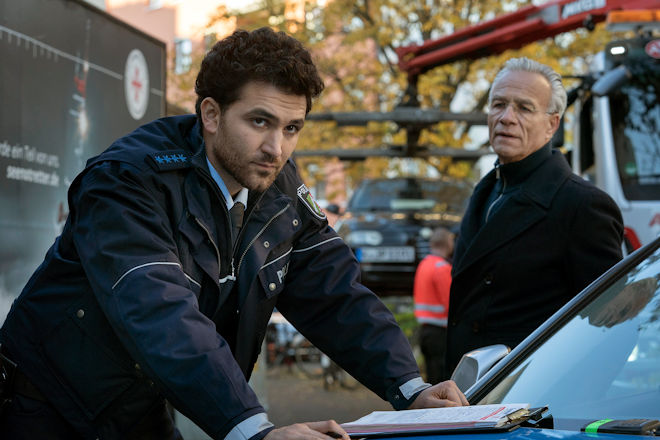 K&ouml;ln-Tatort "Vier Jahre": Polizist Emre Topal (David Vormweg) und sein Kollege versuchten f&uuml;r Ruhe zu sorgen auf der Silvesterparty vor vier Jahren. Dass Kommissar Max Ballauf (Klaus J. Behrendt, r) ihn jetzt ausgerechnet zu diesem Einsatz nochmal befragt, kommt &uuml;berraschend.