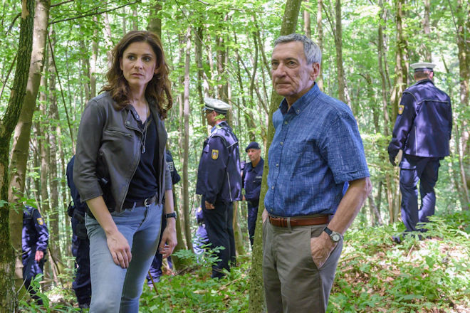 Kriminalhauptkommissarin Judith Mohn (Christina Hecke) und ihr Kollege Markus Zerner (Rudolf Kowalksi) ermitteln im Saar-Krimi "In Wahrheit: Jagdfieber".