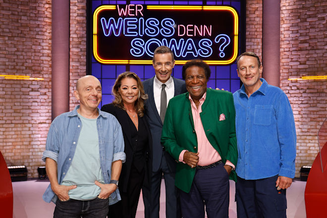 Moderator Kai Pflaume (M.) und seine Rateteam-Kapitäne Bernhard Hoëcker (l.) und Wotan Wilke Möhring (r.) begrüßen heute (21.11.2025) bei "Wer weiß denn sowas?" die Popsängerin Sandra Cretu (2.v.l.) und den Schlagersänger, Schauspieler und Unterhaltungskünstler Roberto Blanco (2.v.r.).