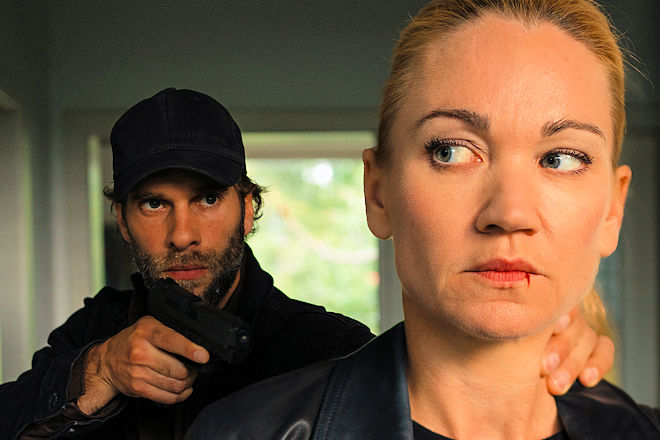 Hannes Kosinski (Mathis Landwehr) kann Sarah Kohr (Lisa Maria Potthoff) in einem Moment der Ablenkung überraschen.