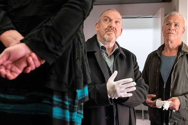 K&ouml;ln-Tatort "Der Tod der Anderen": Erh&auml;ngt oder geh&auml;ngt worden? Im Hotel "Rheinpalais" betrachten die Kommissare Max Ballauf (Klaus J. Behrendt, r) und Freddy Schenk (Dietmar B&auml;r) die tote Katharina Kampe.