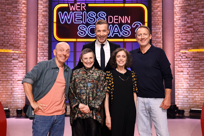 Moderator Kai Pflaume (M.) und seine Rateteam-Kapitäne Bernhard Hoëcker (l.) und Wotan Wilke Möhring (r.) begrüßen heute (08.12.2025) bei "Wer weiß denn sowas?" die Schauspielerin und Regisseurin Katharina Thalbach (2.v.l.) und ihre Tochter, die Schauspielerin Anna Thalbach (2.v.r.).
