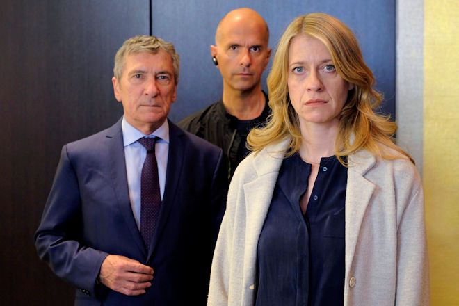 Der Krimi "Kalt ist die Angst" l&auml;uft am Mittwoch (11.02.2025) in der ARD. Christoph Maria Herbst (M.) spielt hier an der Seite von Rudolf Kowalski (l.) und Caroline Peters (r.).