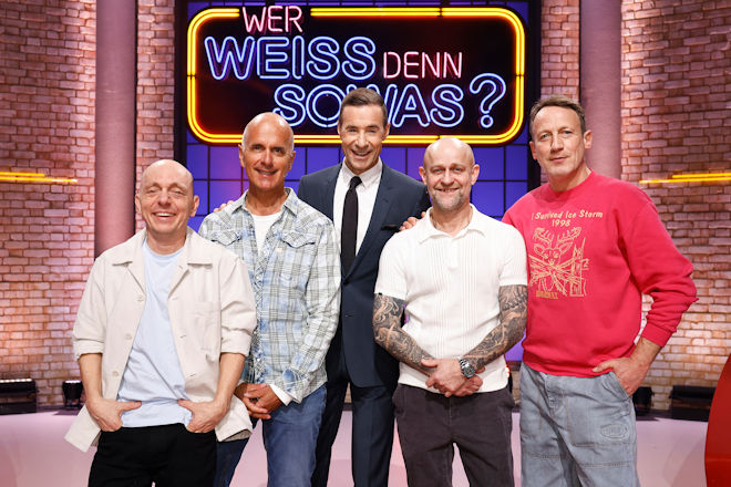 Moderator Kai Pflaume (M.) und seine Rateteam-Kapit&auml;ne Bernhard Ho&euml;cker (l.) und Wotan Wilke M&ouml;hring (r.) begr&uuml;&szlig;en heute (05.05.2026) bei "Wer wei&szlig; denn sowas?" den Schauspieler und Komiker Christoph Maria Herbst (2.v.l.) sowie den Schauspieler und Drehbuchautor J&uuml;rgen Vogel (2.v.r.).