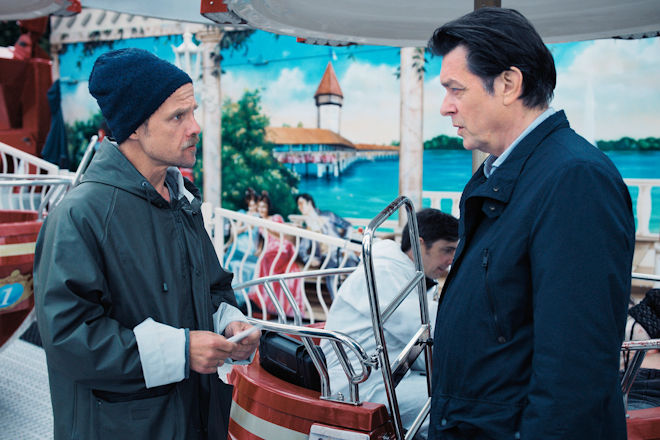 Krimi "Schicksalsrad" aus der Reihe "Die Toten vom Bodensee": Micha Oberländer (Matthias Koeberlin, l.), Thomas Egger (Stefan Pohl, 2.v.l.) und Thomas Komlatschek (Hary Prinz, r.) ermitteln im Mordfall.