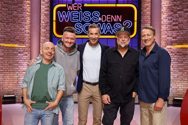 Moderator Kai Pflaume (M.) und seine Rateteam-Kapitäne Bernhard Hoëcker (l.) und Wotan Wilke Möhring (r.) begrüßen heute (27.10.2025) bei "Wer weiß denn sowas?" den Schlagersänger Ben Zucker (2.v.l.) und den Texter und Rapper der Hip-Hop-Gruppe "Die Fantastischen Vier" Smudo (2.v.r.).