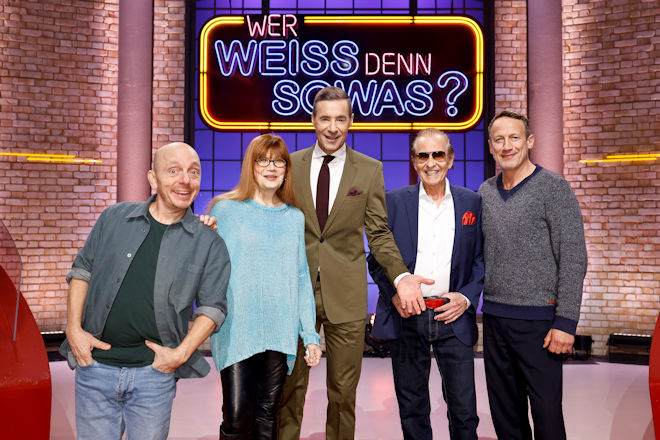 Moderator Kai Pflaume (M.) und seine Rateteam-Kapit&auml;ne Bernhard Ho&euml;cker (l.) und Wotan Wilke M&ouml;hring (r.) begr&uuml;&szlig;en heute (26.01.2026) bei "Wer wei&szlig; denn sowas?" die S&auml;ngerin und Schauspielerin Katja Ebstein (2.v.l.) und den Schlagers&auml;nger, Songwriter, Texter, Musiker und Musikproduzenten Michael Holm (2.v.r.).