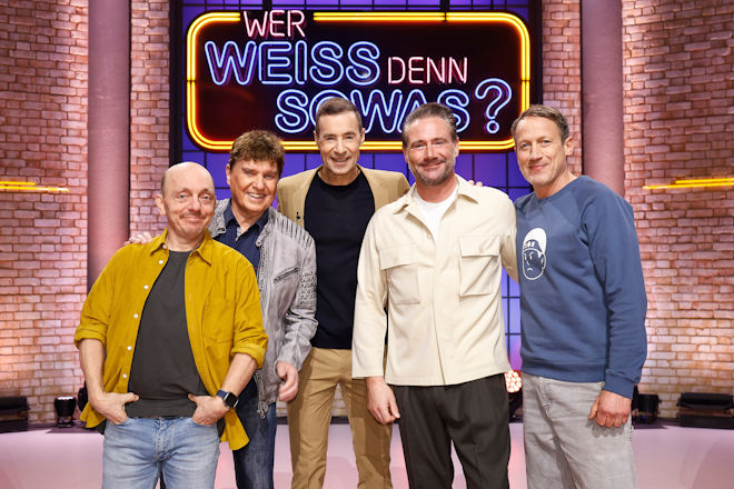 Moderator Kai Pflaume (M.) und seine Rateteam-Kapit&auml;ne Bernhard Ho&euml;cker (l.) und Wotan Wilke M&ouml;hring (r.) begr&uuml;&szlig;en heute (01.04.2026) bei "Wer wei&szlig; denn sowas?" den Schlagers&auml;nger, Komponist und Musikproduzent Frank Sch&ouml;bel (2.v.l.) sowie den S&auml;nger Sasha (2.v.r.), auch bekannt als Dick Brave.