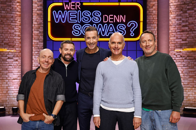 Moderator Kai Pflaume (M.) und seine Rateteam-Kapitäne Bernhard Hoëcker (l.) und Wotan Wilke Möhring (r.) begrüßen heute (01.12.2025) bei "Wer weiß denn sowas?" den Fernsehmoderator und Schauspieler Klaas Heufer-Umlauf (2.v.l.) und den Schauspieler und Komiker Christoph Maria Herbst (2.v.r.).