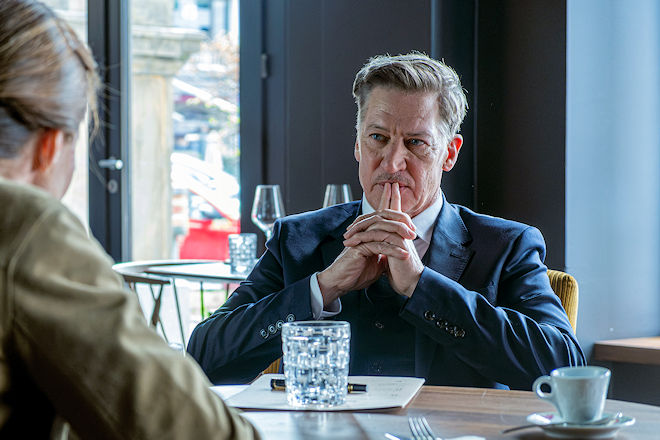 Polizeiruf 110 "Ablass": Kommissarin Cris Blohm (Johanna Wokalek) versucht, Rechtsanwalt August Schellenberg (Tobias Moretti) aus der Reserve zu locken.