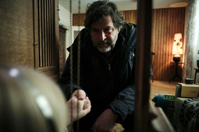 Schwarzwald-Tatort "Das jüngste Geißlein": Friedemann Berg (Hans-Jochen Wagner) hat im Haus ein Weinen gehört und macht im Uhrenkasten eine Entdeckung.