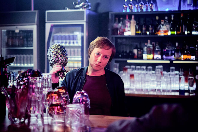 Schwarzwald-Tatort "Innere Angelegenheiten": Franziska Tobler (Eva L&ouml;bau) auf der Suche nach der Tatwaffe.